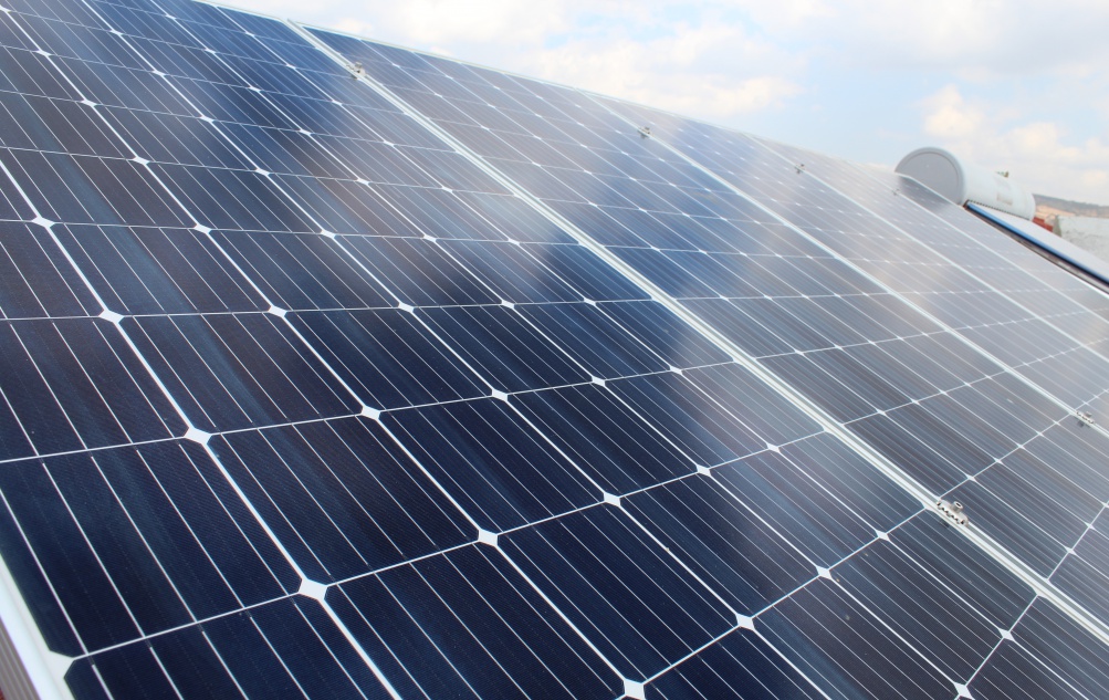 La generación de electricidad mediante sistemas fotovoltaicos tiene múltiples beneficios.